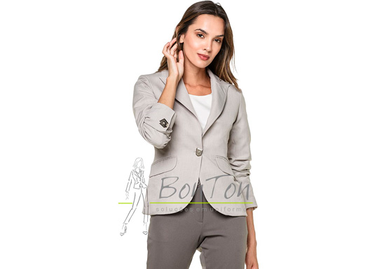 Spencer Padrão Alfaiataria Modelo acinturado com abotoamento com 1 botão. Bolsos em diagonal e pregas nas costas. Indicado para colaboradores da área administrativa e comercial que buscam transmitir uma imagem de elegância e modernidade.